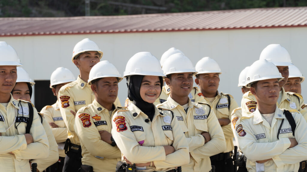 Eni-Andriani-tengah-bersama-rekan-rekan-satuan-pengamanan-di-Kawasan-Industri-Pulau-Penebang-KIPP.-Eni-adalah-satu-dari-sekian-banyak-pemudi-daerah-yang-membangun-karir-di-KIPP-1024x576.jpg